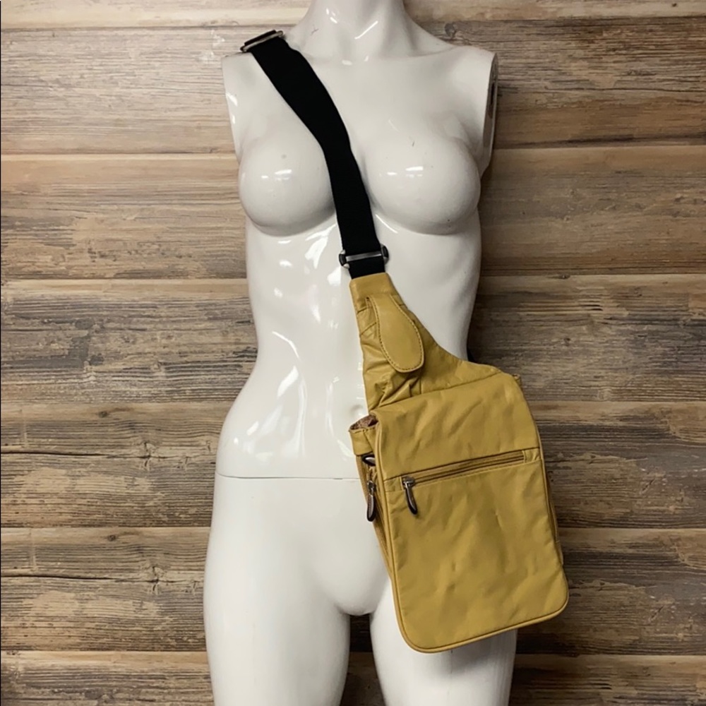 Travelon Leather Tan Crossbody Bag EUC